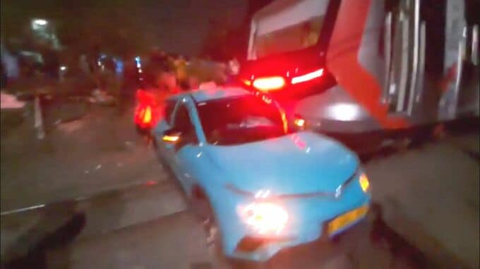 インドネシア首都近郊の駅で列車の追突事故　乗客14人死亡80人以上負傷