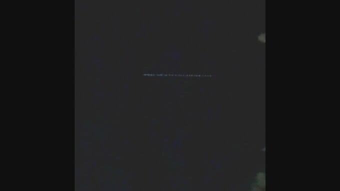 夜空に連なる「謎の光」目撃情報相次ぐ…まるで銀河鉄道？龍の飛んでいる姿？星が何十個も連なっている？　正体は？　|　BSSニュース | BSS山陰放送