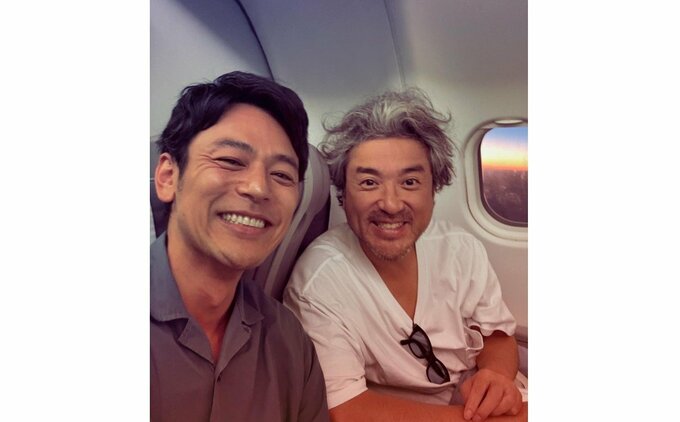 妻夫木聡さん　ムロツヨシさんと「#偶然　同じ飛行機に」　２ショット写真に反響　「楽しかったなぁ」　|TBS NEWS DIG
