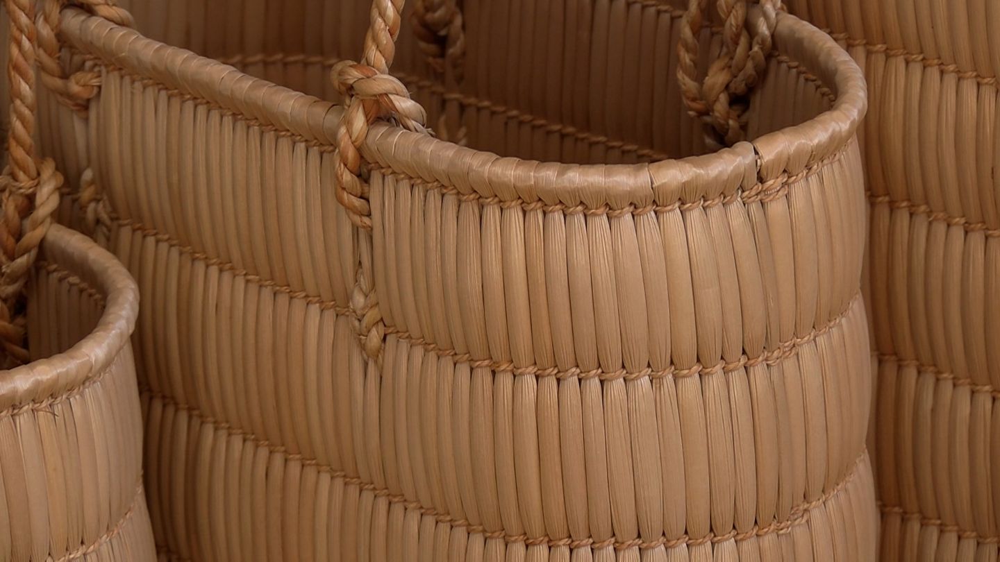 600年の伝統」蒜山ガマ細工づくりが最盛期 人気商品の「手さげかご」は