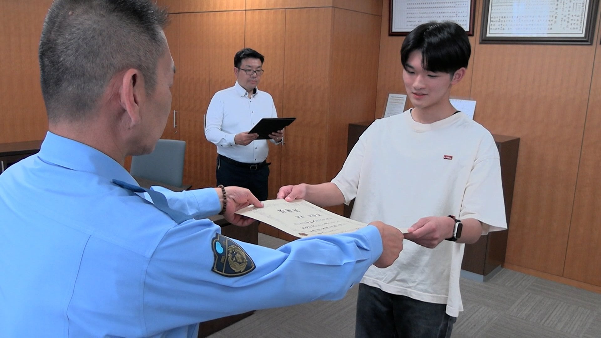 とっさの判断で高齢者を保護した大学生に感謝状 高齢男性に声をかけ車