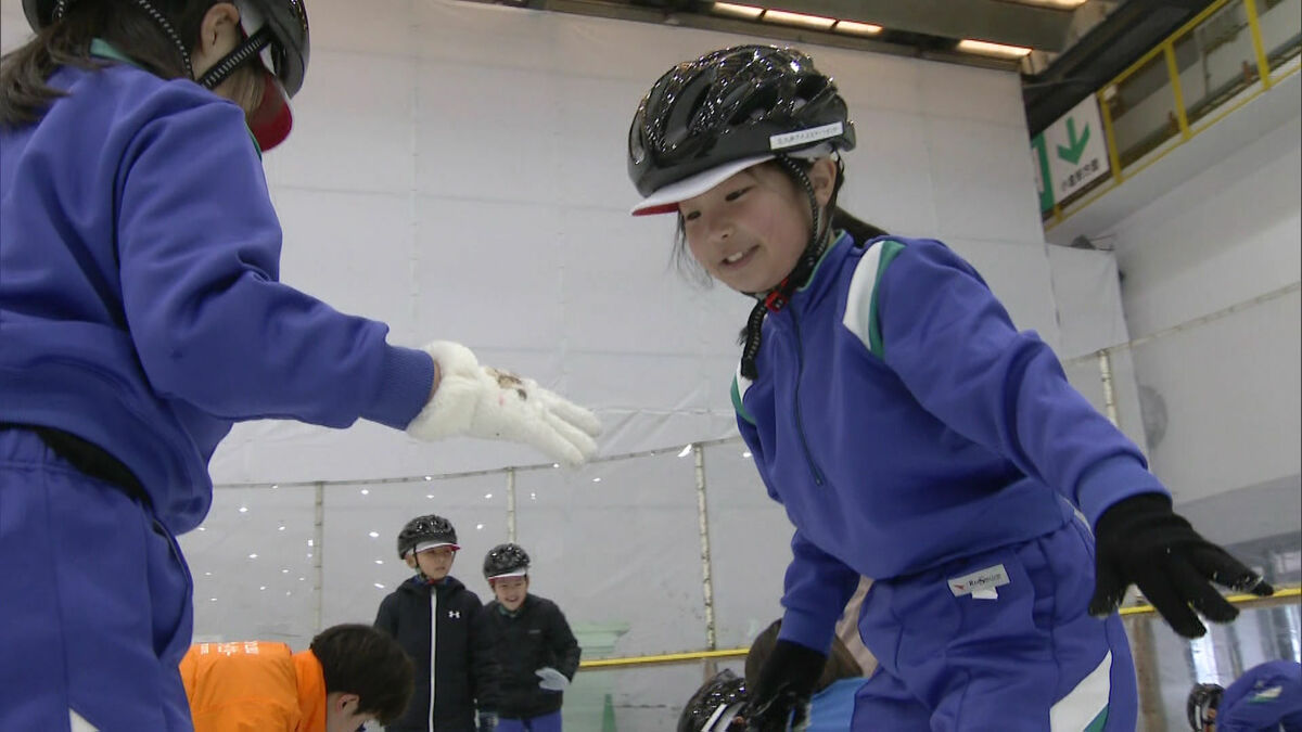 滑って曲がるのが難しかった」小学生がスケート教室 氷の感触を確かめ