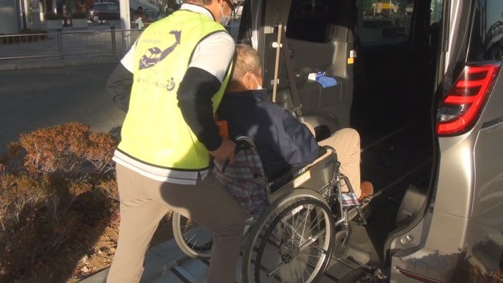 「この場所が福祉向上の一歩に」　駅に介護福祉タクシー専用の乗降スペース整備　山梨・甲府駅