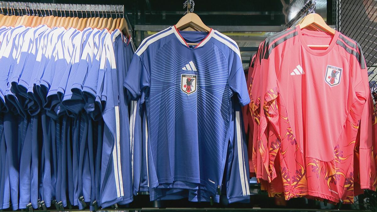 ワールドカップ 30日は日本VSブラジル 日本代表ユニフォームの売り上げは予想の5倍 選手の活躍を見て興味持った人も