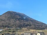 厚樫山の火災、20時間後に鎮火 東北道の事故で使用の発炎筒、下草に燃え移る 福島・国見町|TBS NEWS DIG