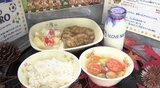 勝利を願うトンカツやチームカラーのヨーグルトも…WEリーグ3シーズン目の開幕前に小学校の給食で長野パルセイロ・レディース応援献立、選手も児童と一緒に味わい決意新たに|TBS NEWS DIG
