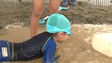 泥水もへっちゃら！　幼稚園の子どもたちが全身泥だらけになりながら水遊び　（長野）|TBS NEWS DIG
