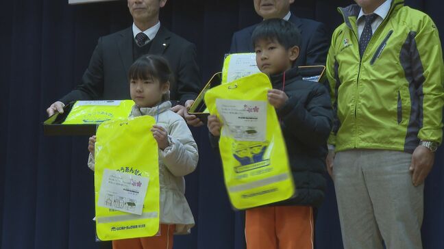 新1年生にランドセルカバー 県トラック協会が寄贈 交通事故ゼロを願い交通安全教室も開催 山口・萩|TBS NEWS DIG