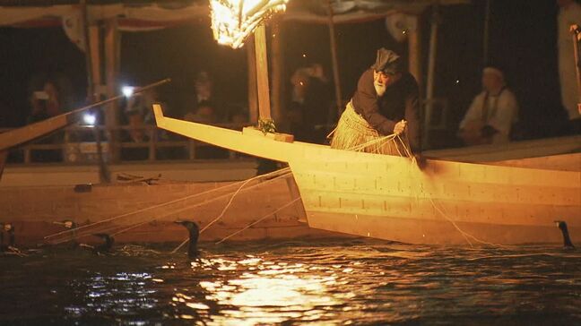 かがり火が川面を幻想的に照らし出す中で長良川鵜飼が開幕　鵜匠が巧みに鵜を操ってアユを捕える伝統の技を披露　岐阜市|TBS NEWS DIG