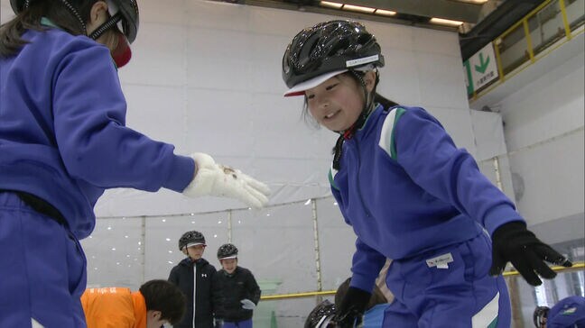 「滑って曲がるのが難しかった」小学生がスケート教室　氷の感触を確かめながら・・・　福岡県北九州市|TBS NEWS DIG