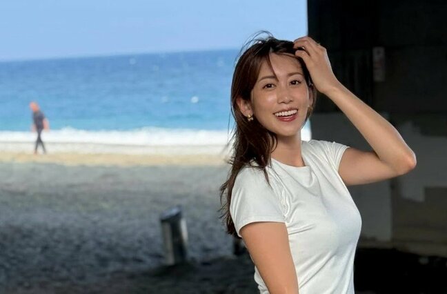 【 中川安奈 】　「膝から下のゴルフソックス焼けにもぜひご注目を！」　夏の海辺で白ワンピースの爽やかなオフショットを公開|TBS NEWS DIG