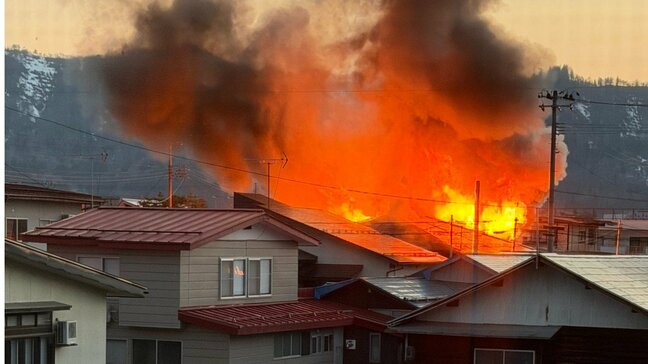 現在1人と連絡取れず...米沢市城南で少なくとも住宅3棟が燃える火災 山形大学工学部近く 付近で交通規制も(山形)|TBS NEWS DIG