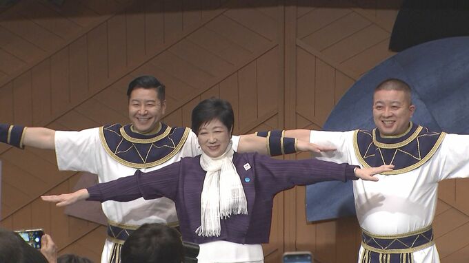 【チョコレートプラネット】小池百合子東京都知事と“ＴＴポーズ“でイベントPR 「マジの『ＴＴ』が来た」|TBS NEWS DIG