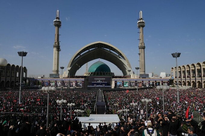 イランの故ハメネイ師の葬儀始まる、最大2000万人参列も－結束誇示へ
