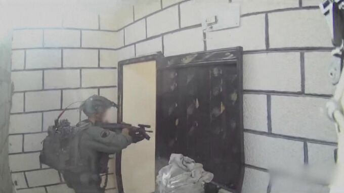 イスラエル軍、ハマスのガザ地区トップの弟が使う事務所を捜索　映像公開