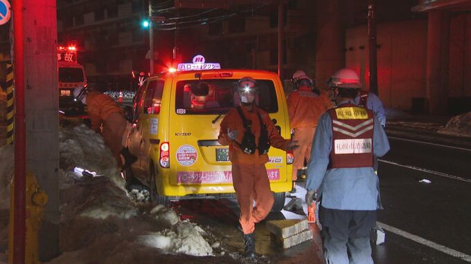 札幌・豊平区の交差点でタクシーが女性をはねる、一時車体の下敷きに…骨盤骨折の重傷　運転手の確認不足が原因か　|　北海道のニュース｜HBC北海道放送