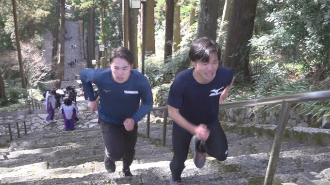 287段の石段に挑む！　身延山久遠寺で高校陸上部の生徒が大みそか恒例の「階段上り」　来年の飛躍誓う　|　山梨のニュース | ＵＴＹテレビ山梨