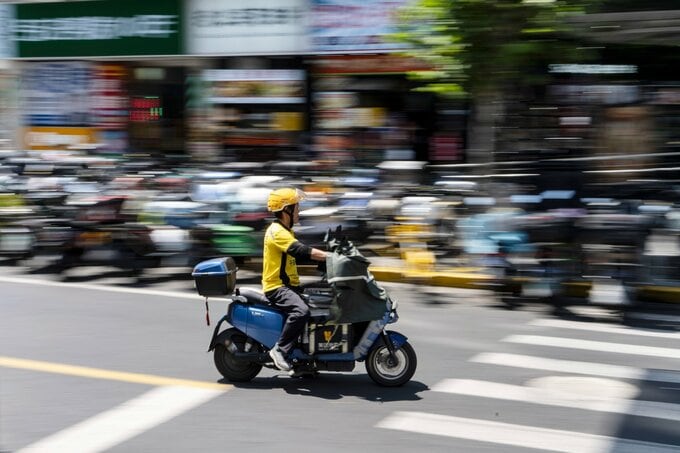 中国、新たな就業形態の労働規制整備へ－配達員やライブ配信者が対象