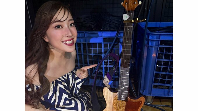 【 平原綾香 】堂本光一の私物ギターに驚き　「帝劇の廃材を利用して作られたそうです」「堂本光一さんのオーラをまとった特製ギター！」|TBS NEWS DIG