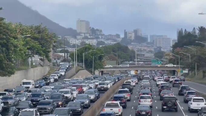 ハワイ州などでも津波警報　現地ではビーチから離れる車が渋滞|TBS NEWS DIG