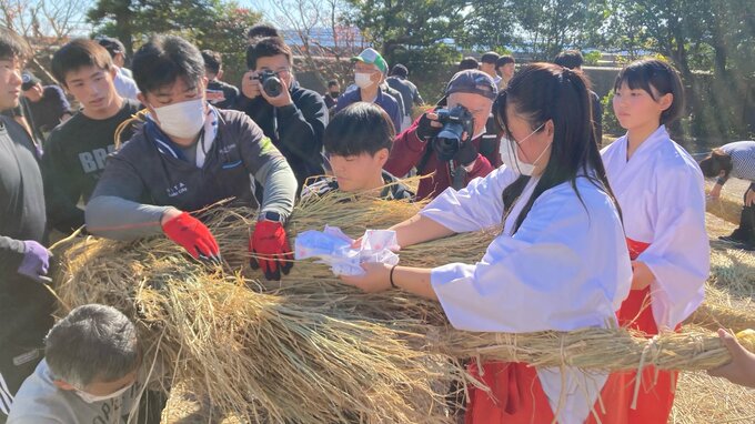 大分・佐伯市の豊後二見ヶ浦で大しめ縄の張り替え 新年迎える準備進む　|　大分のニュース｜OBS NEWS｜大分放送