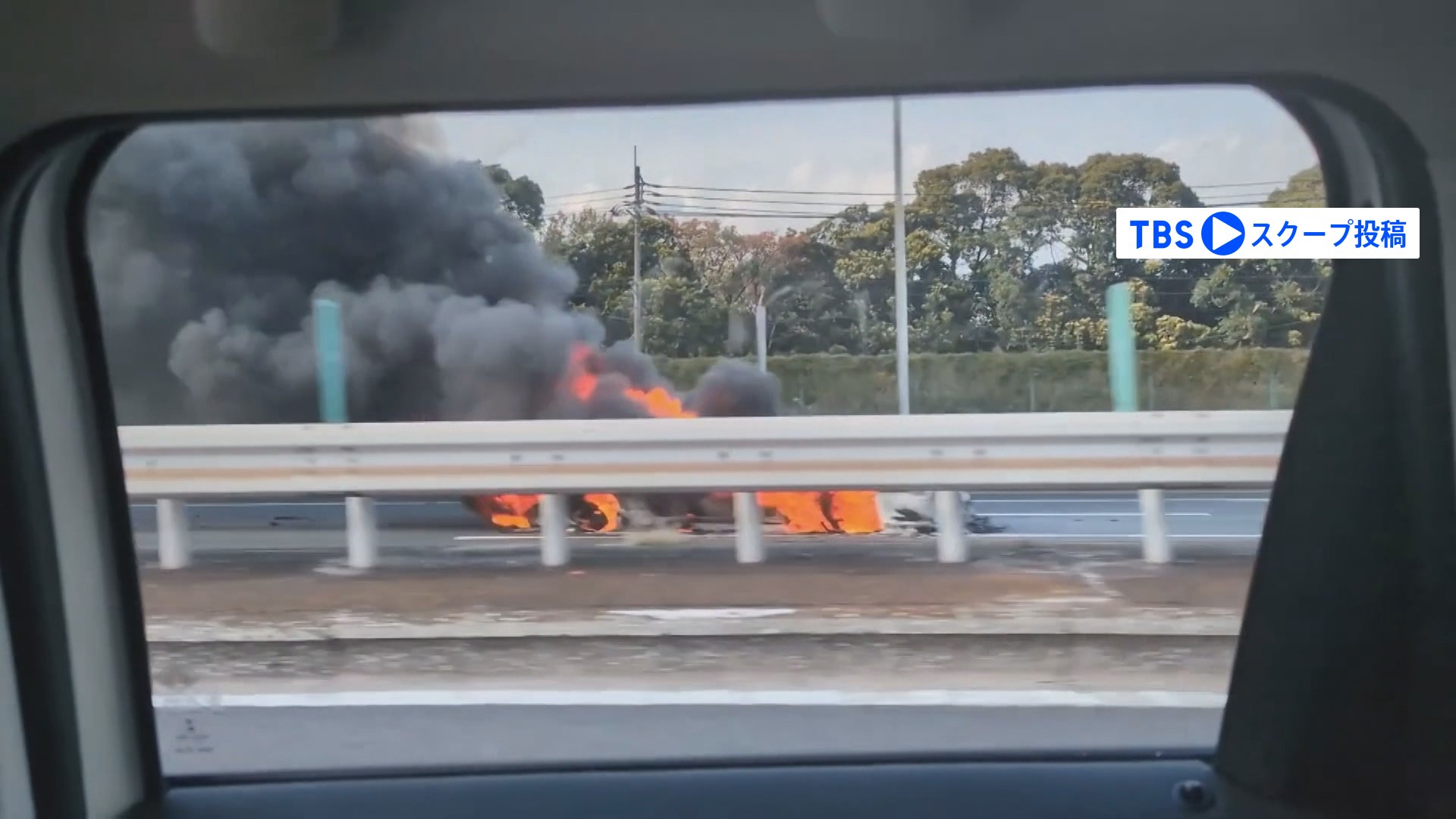 事故映像 首都高速湾岸線で高級外車フェラーリが炎上 60代の男性 運転操作誤っ