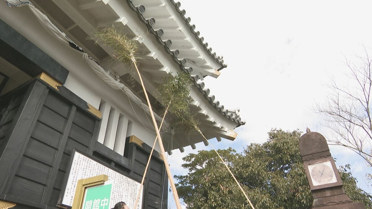 岐阜城で年末恒例の「すす払い」　特製ほうきで丁寧に　今年は抽選で選ばれた市民らが参加