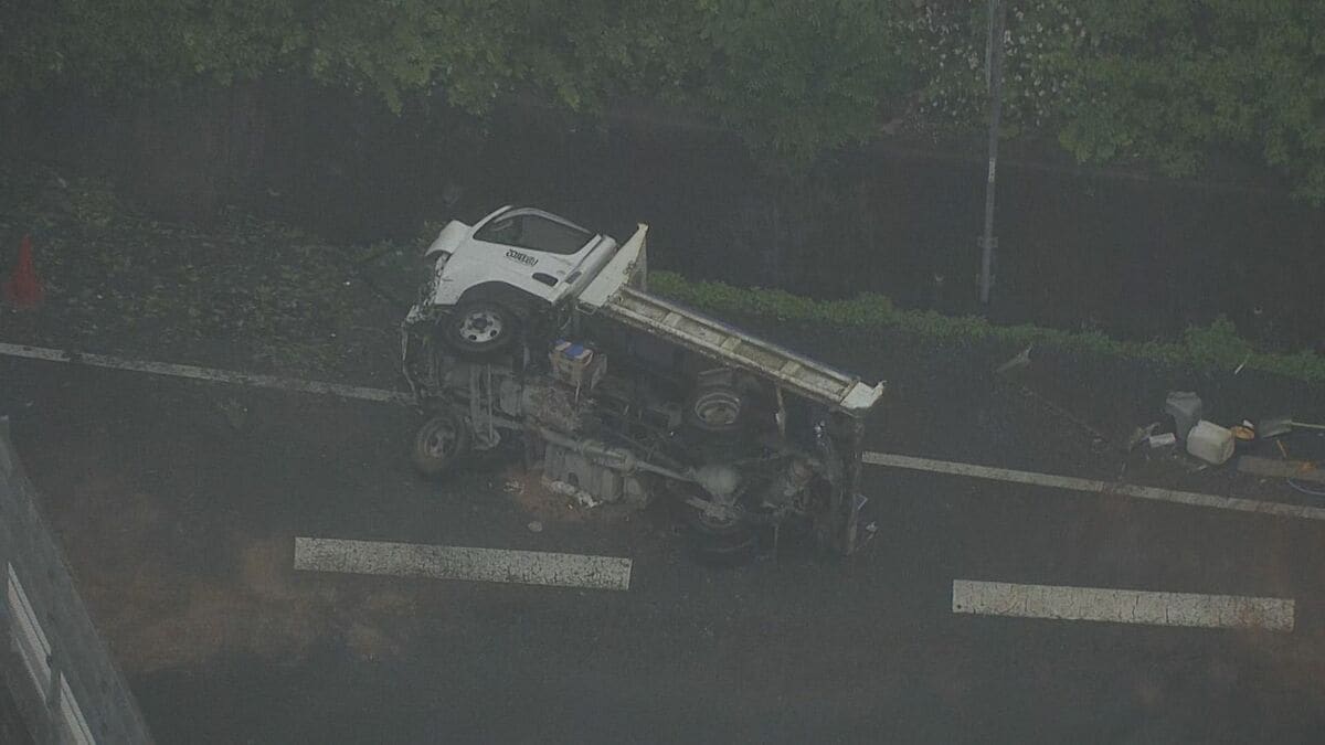 【速報】“トラックがガードレールを突き破って国道に落ちた” 50代男性を病院に搬送 名古屋･緑区 