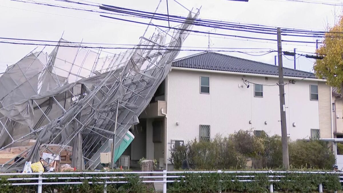 新築工事現場の足場が崩れ…隣のアパートに倒れかかる 強風の影響か 名古屋･南区