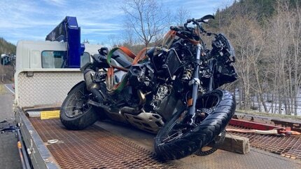 オートバイ3台～4台でツーリング中、1300㏄級の大型1台が反対車線に