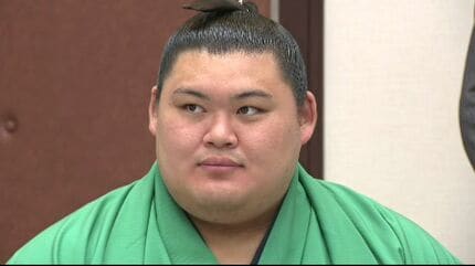 大の里に化粧まわし贈呈 “大横綱への願い”を込め富士山などをデザイン