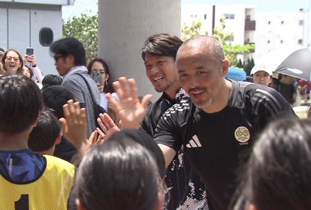 「やっぱりサッカーって楽しい」　元日本代表の小野伸二さんがサッカー教室　子どもたちと触れ合う　|　沖縄のニュース｜RBC 琉球放送