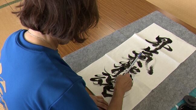 「自称・普通の主婦」が一夜にして「世界の注目アーティスト」 に 書道家 恵『一歩踏み出せば、人生は変わる』【岡山】|TBS NEWS DIG