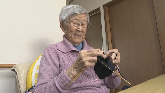 「寒い冬を暖かく過ごしてくれたら」能登の被災地へ手編みの靴下 101歳の女性が編む|TBS NEWS DIG