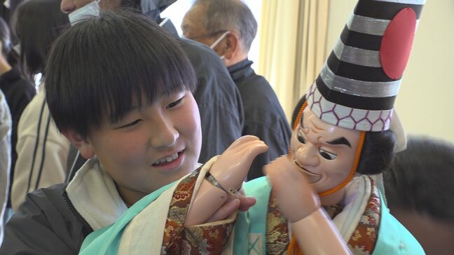 「やっている人はすごいと実感」3人一組で1mの人形を操る　人形芝居「米倉人形三番叟」を地元の小学生が体験　山梨・笛吹市|TBS NEWS DIG