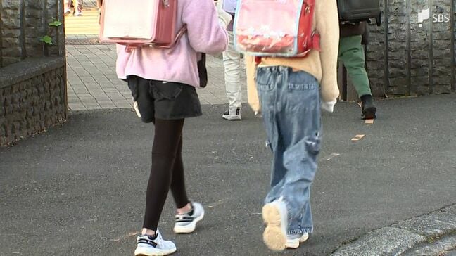 1000万円強盗事件から一夜 小学校教職員らが児童の登校見守り 警察は逃げた男らの行方追う＝静岡・長泉町|TBS NEWS DIG