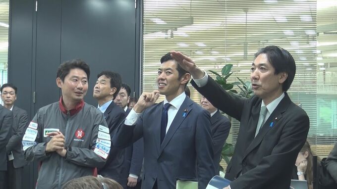 城内宇宙政策担当大臣「自動車産業に次ぐ我が国の基幹産業に」 宇宙ベンチャー視察し政府のバックアップ態勢構築を強調