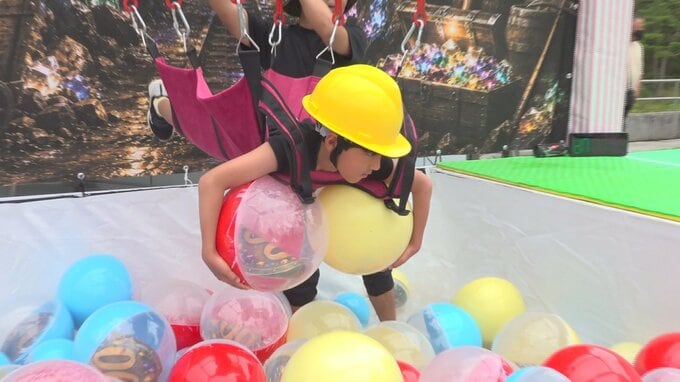 「もう一回やっちゃおうかな」　観光施設に人間クレーンゲーム登場　獲得ポイントに応じて天然ダイヤモンドも　山梨・なるさわ鉱石ミュージアム　|　山梨のニュース | ＵＴＹテレビ山梨