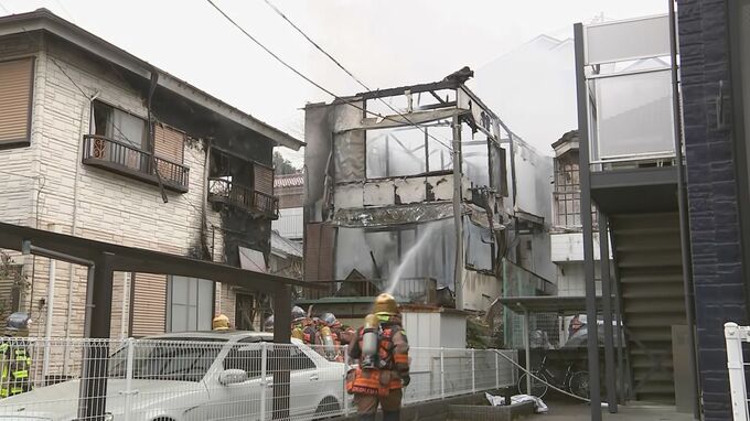 「住宅から火が…」横浜市保土ケ谷区の住宅で火事　焼け跡から性別不明の遺体発見　連絡の取れない30代男性か　身元の確認進める|TBS NEWS DIG