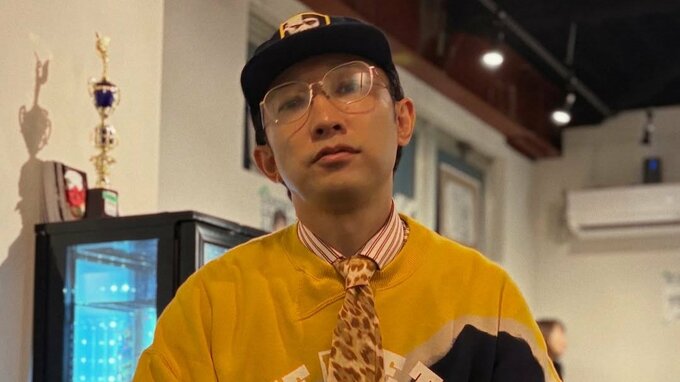 【 こがけん 】〝全くダサくない〟日本人ファッションを冷笑する海外インフルエンサーを一刀両断　コーヒーハウスで堂々のコーデ|TBS NEWS DIG