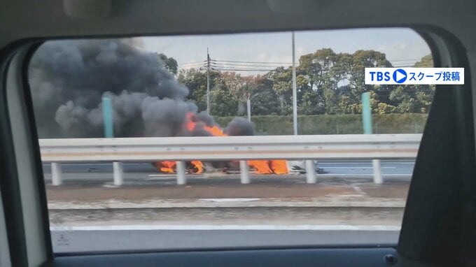 首都高速湾岸線で高級外車フェラーリが炎上　60代の男性　運転操作誤ったか|TBS NEWS DIG