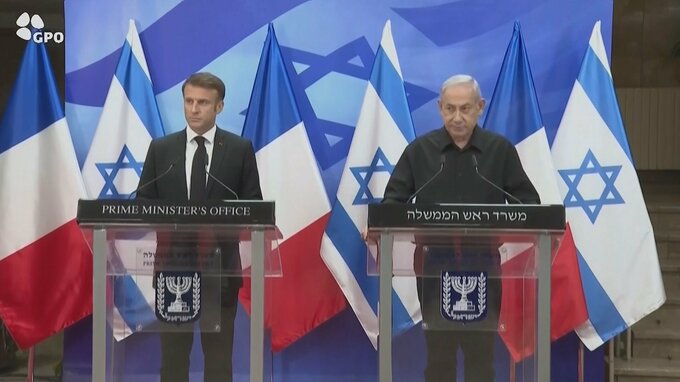 仏マクロン大統領がイスラエル訪問　連帯示したうえで「戦いに容赦はいらないが、ルールはある」