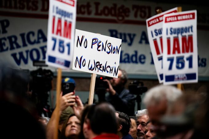 ボーイング、35％賃上げ含む新労働協約で暫定合意－政府が交渉支援