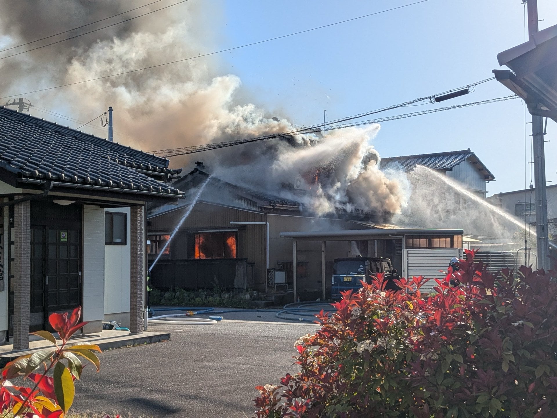 富山市で住宅火災 1人救急搬送もけがの程度は不明 海岸部に近い住宅街