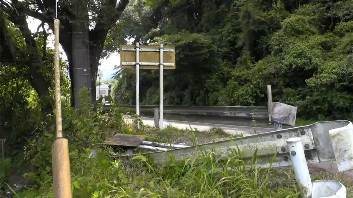 乗用車がガードレールに接触して電柱に衝突　71歳男性が重体　鹿児島