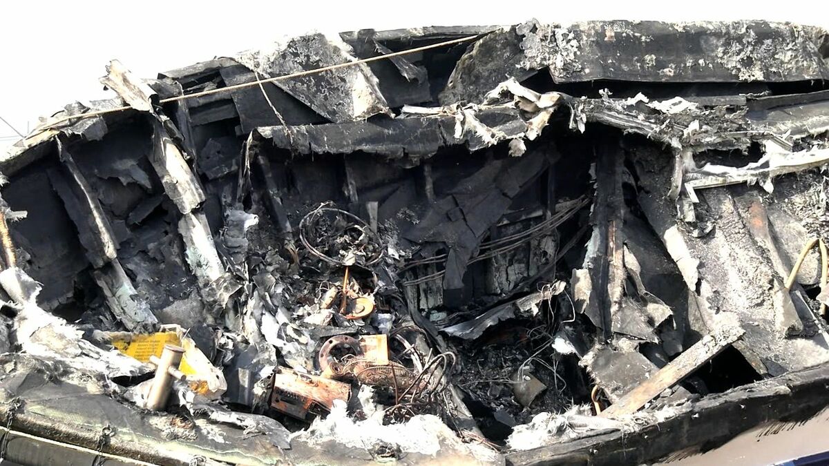 黒く焼け焦げた船体 男木島沖で出火・沈没した観光船 引き揚げられた