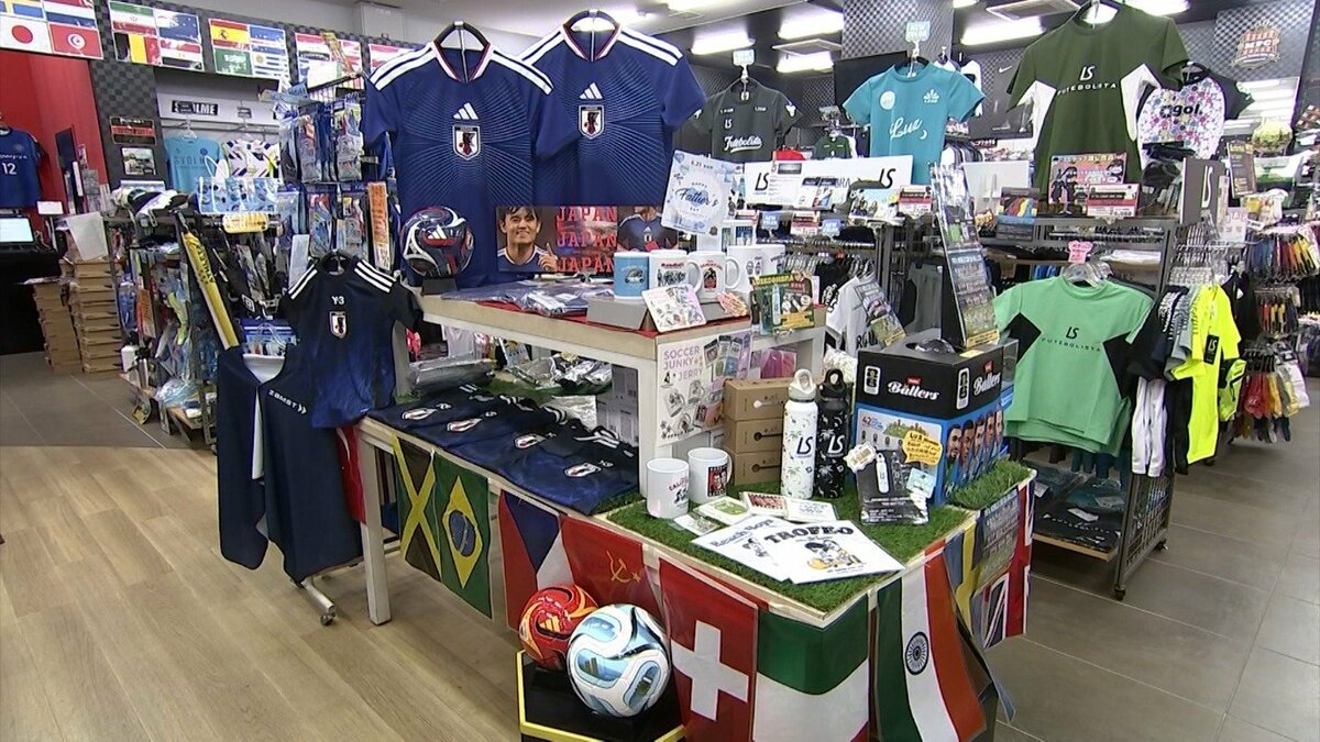 FIFAワールドカップ」開幕 専門店ではグッズが飛ぶように 4年に一度の