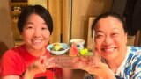 【イモトアヤコ】 「毎年お祝いできることが嬉しい」親友いとうあさこの誕生日を祝福 赤Tシャツ×青柄シャツで笑顔溢れる2ショット|TBS NEWS DIG