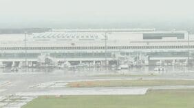 【続報】消防の放水活動なく鎮火　北海道・新千歳空港の国際線で駐機中の機内でモバイルバッテリーから煙　乗客乗員約120人の乗客にけがなし|TBS NEWS DIG