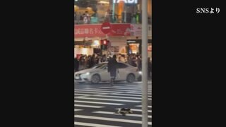 【速報】台湾で複数の切りつけ事件 発煙弾投げ込みも… 4人死亡　容疑者は今年7月から指名手配中の27歳男 警察官に取り囲まれ屋上から飛び降り死亡| TBS CROSS DIG with Bloomberg